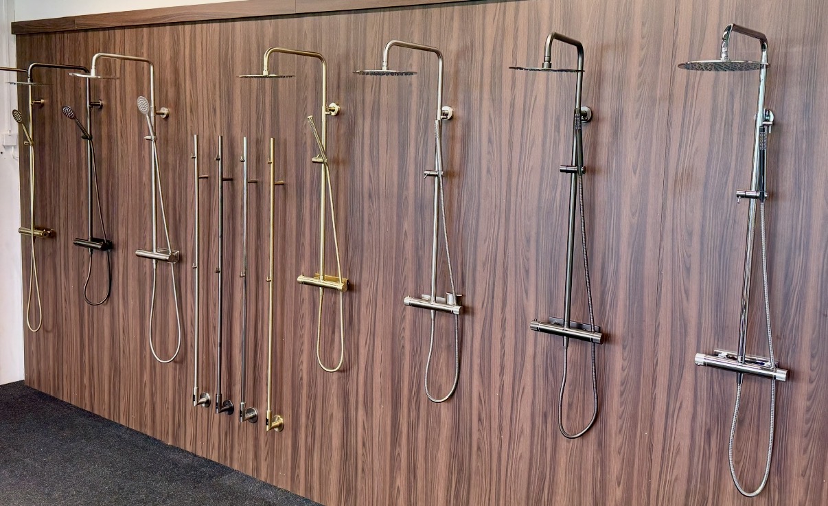 Strand Stainless showroom i Göteborg med duschset och blandare på trävägg